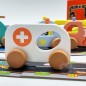Tooky toy drewniane autko ambulans do pchania dla dzieci